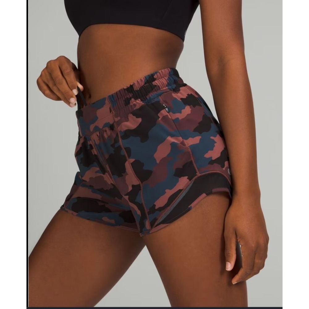 Lululemon Hotty Hot Low Rise Short 2.5" Lined Size 8 Heritage 365 Camo Smoky Red